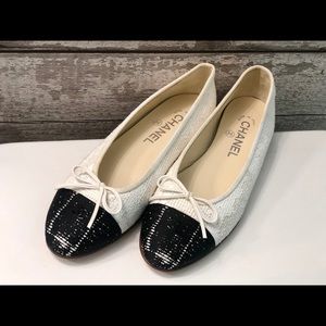 CHANEL White/Black Tweed Cap-Toe Ballet Flat